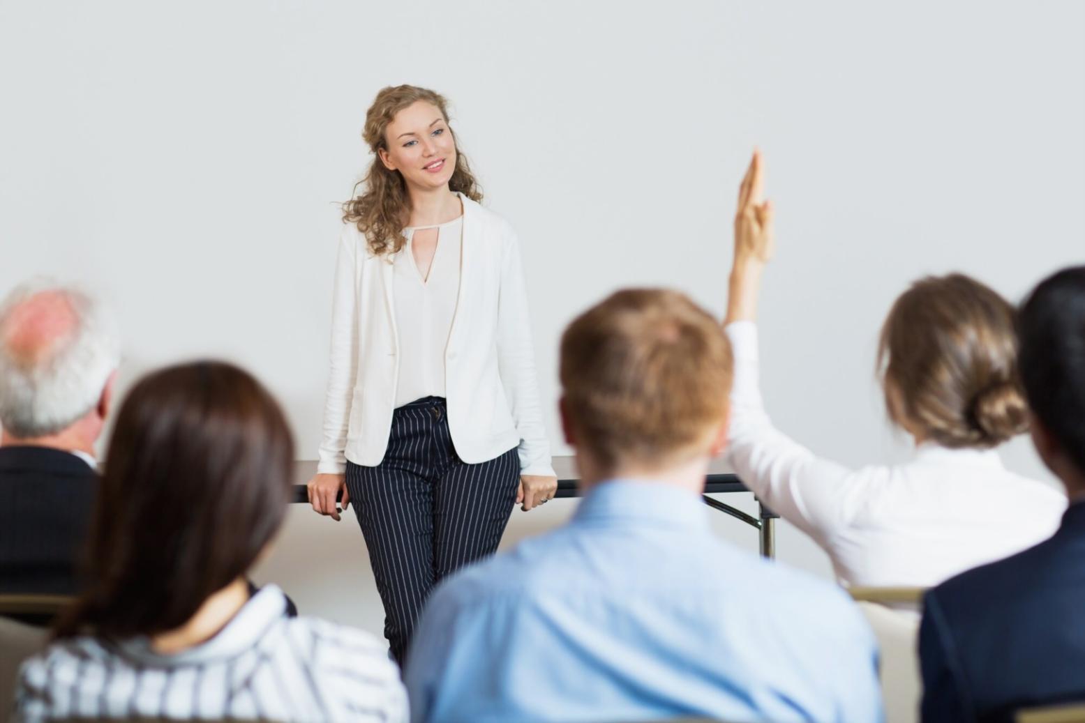 Taller colaborativo de estrategia empresarial con participantes